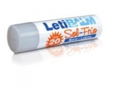 Letibalm So Cold-Stick an Lippen und Nase.