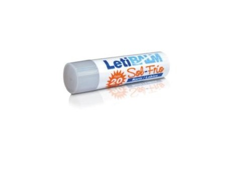 Letibalm So Cold-Stick an Lippen und Nase.